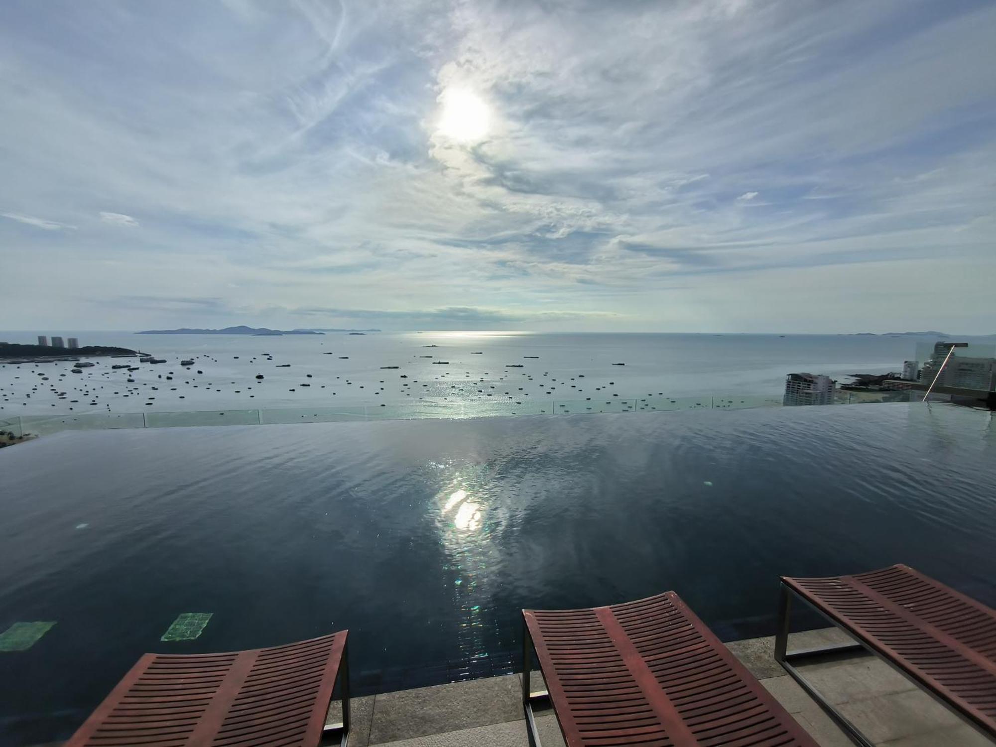 Centric Sea Pattaya Bed and Breakfast Buitenkant foto